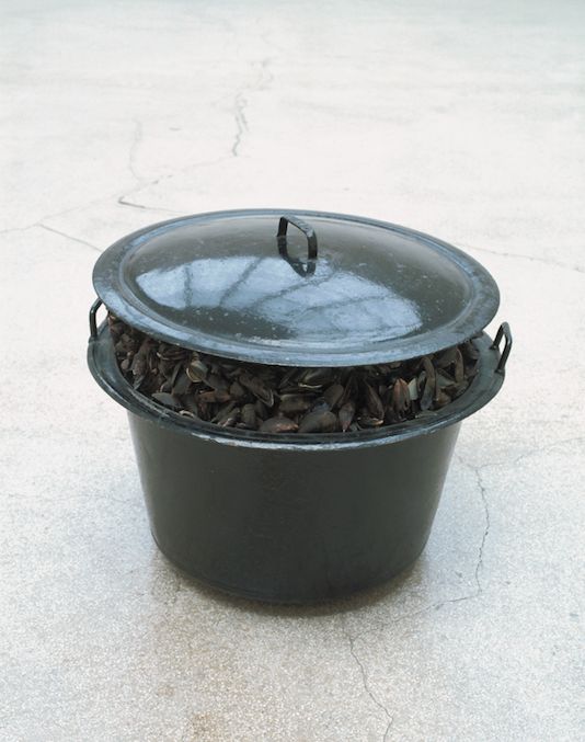 Marcel Broodthaers, Grande Casserole de Moules, 1966, metaal, mosselschelpen, bruikleen Vrienden v/h S.M.A.K. Foto: Dirk Pauwels.